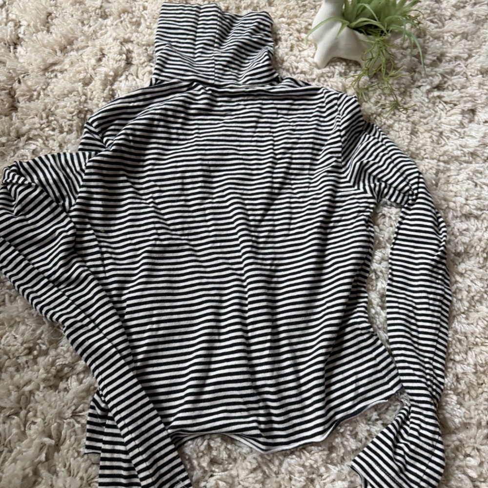 Chic striped long Cambridge Dry Goods Black and White Striped turtleneck Long Sl - Picture 3 of 7